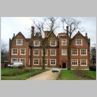 Eastbury Manor House, photo by AndyScott on Wikipedia.jpg